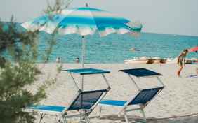 privater weißer Sandstrand des Resorts